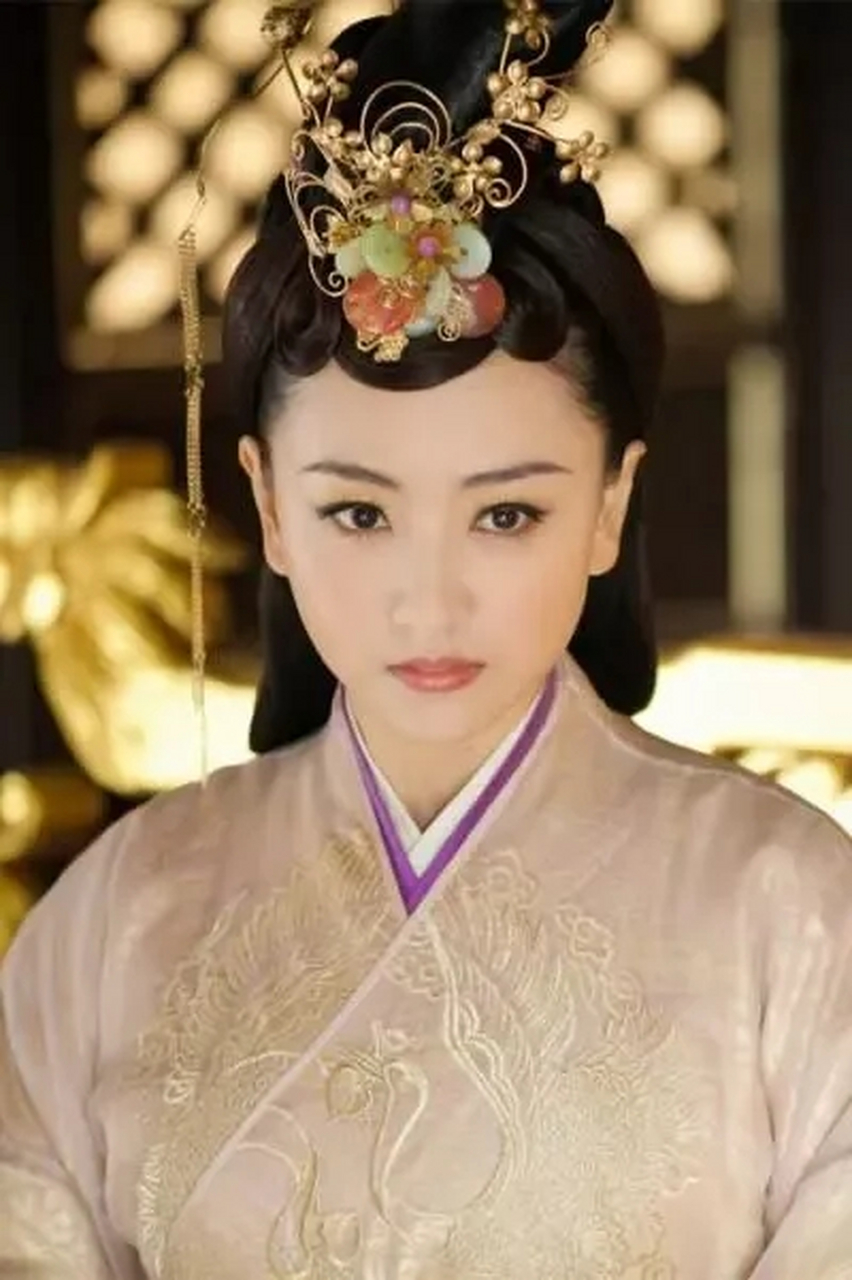 萧观音死后,耶律洪基还不解气,命人剥去萧观音的衣服,仅用一草席裹着