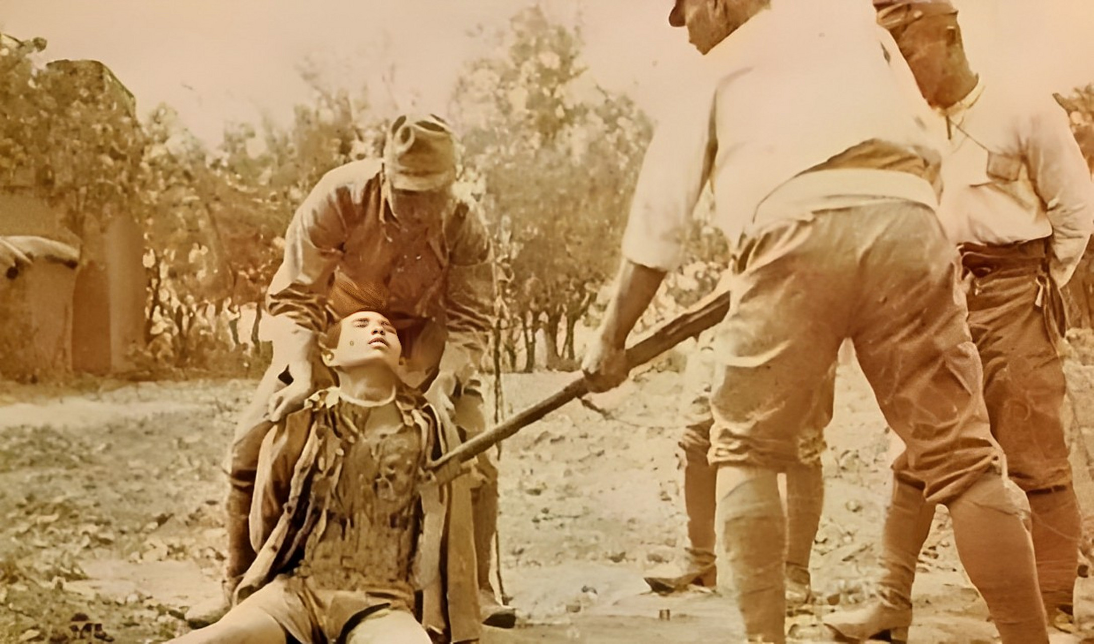 1938年,日军正在杀害我军战士的老照片,照片中的战士被俘虏打伤,已经