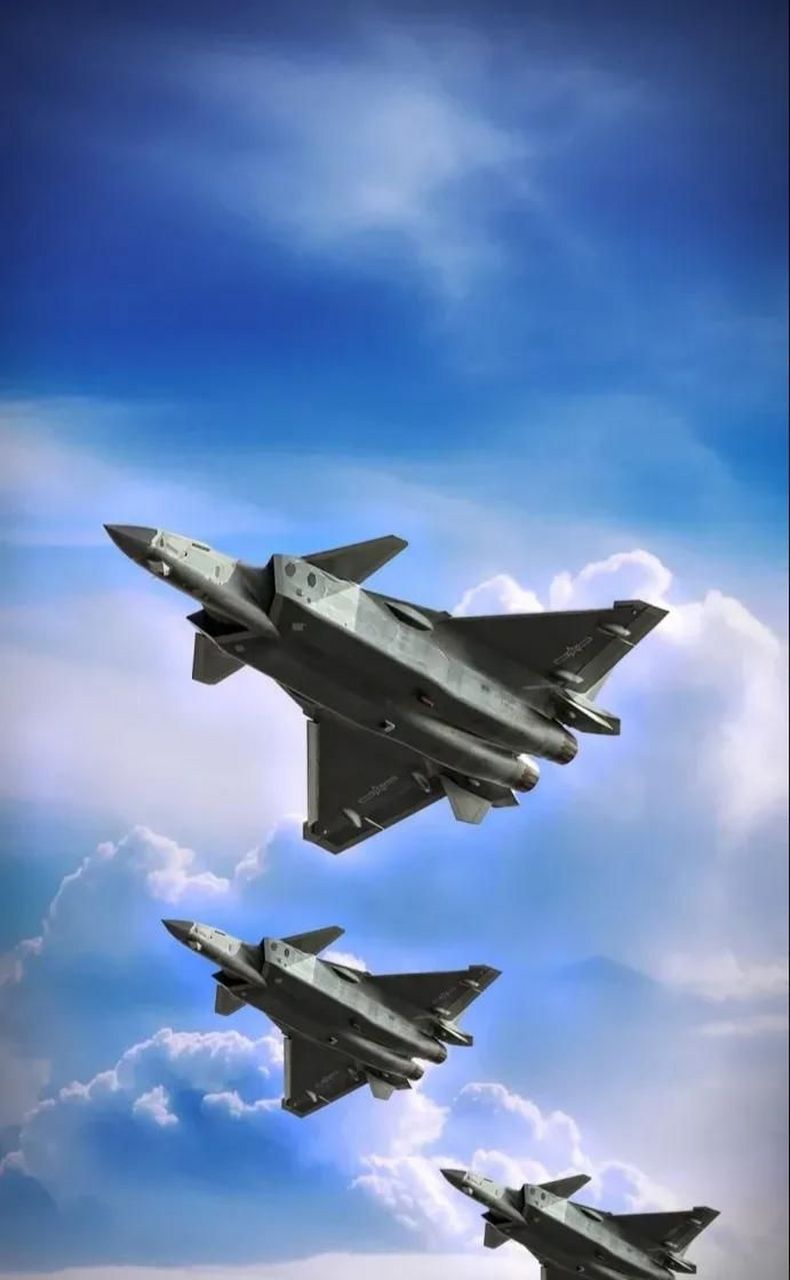 中国歼16不多,美国虽然慢慢退役f22,别忘了美国还有f16战机,它的数量