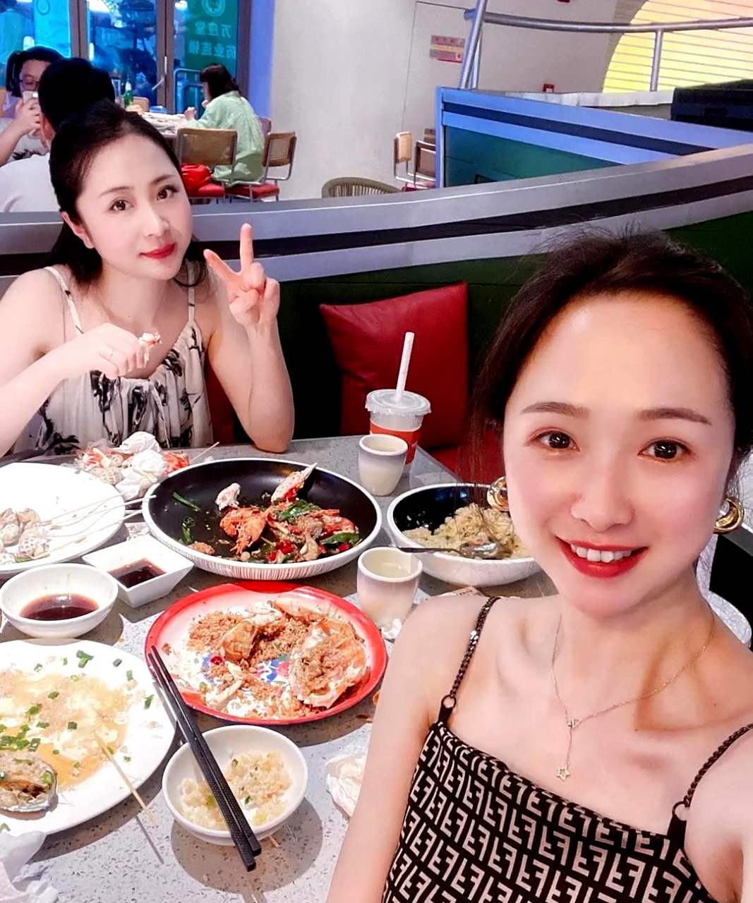 我和几个单身的姐妹一起吃饭了.