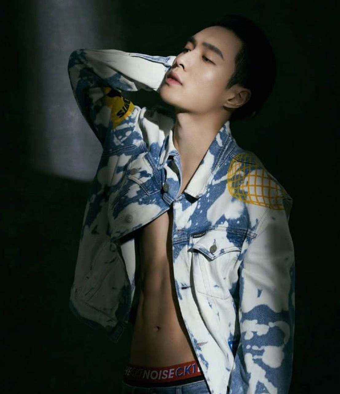 这组封面大片里,张艺兴身穿自己代言的 calvin klein 服饰出镜.