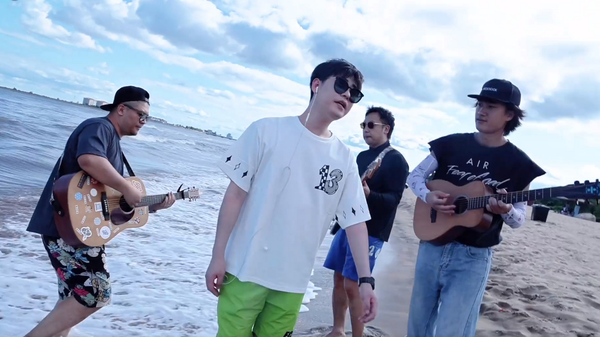 8月2日,德云社张云雷在海边唱新单曲的视频被发布.