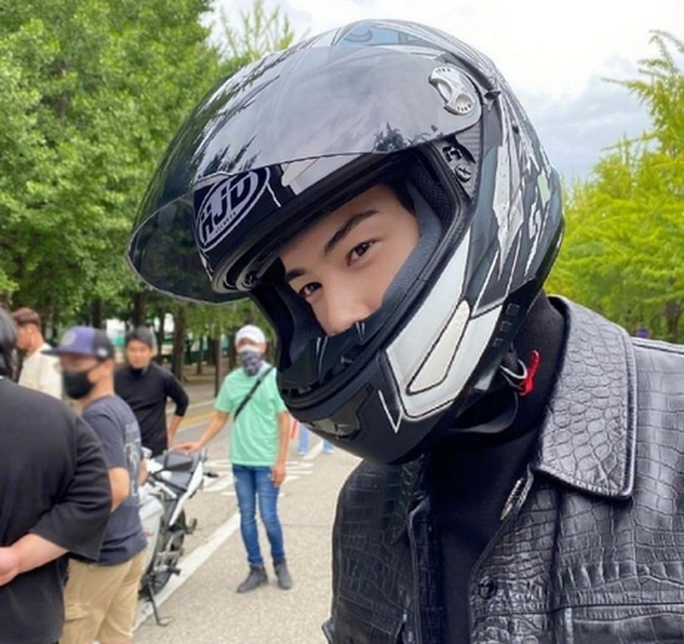 近日,车银优骑着摩托车的照片引发热议.