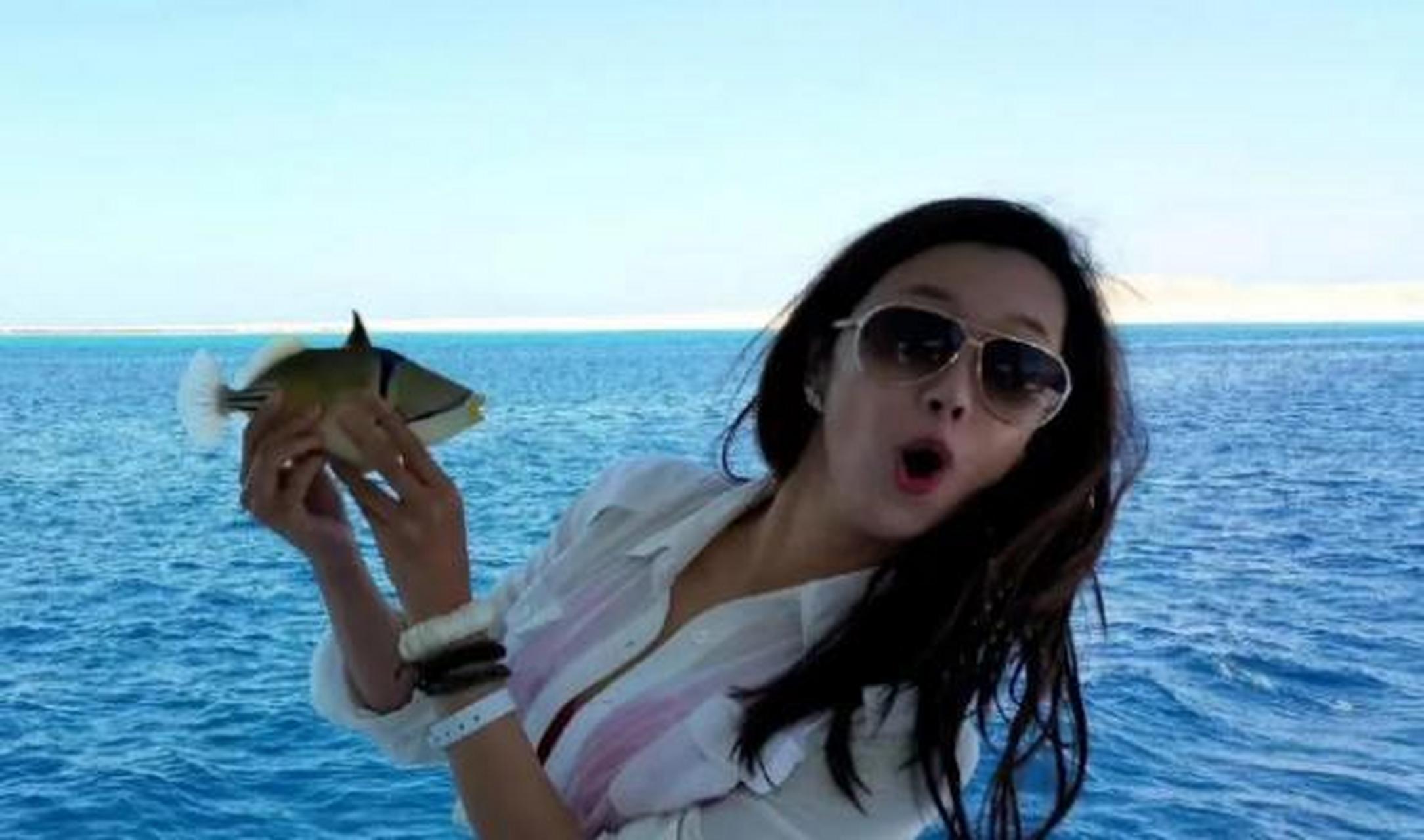 周婷艺名慰笛,东方卫视财经节目主持人知信优雅,年轻活力身材超棒.