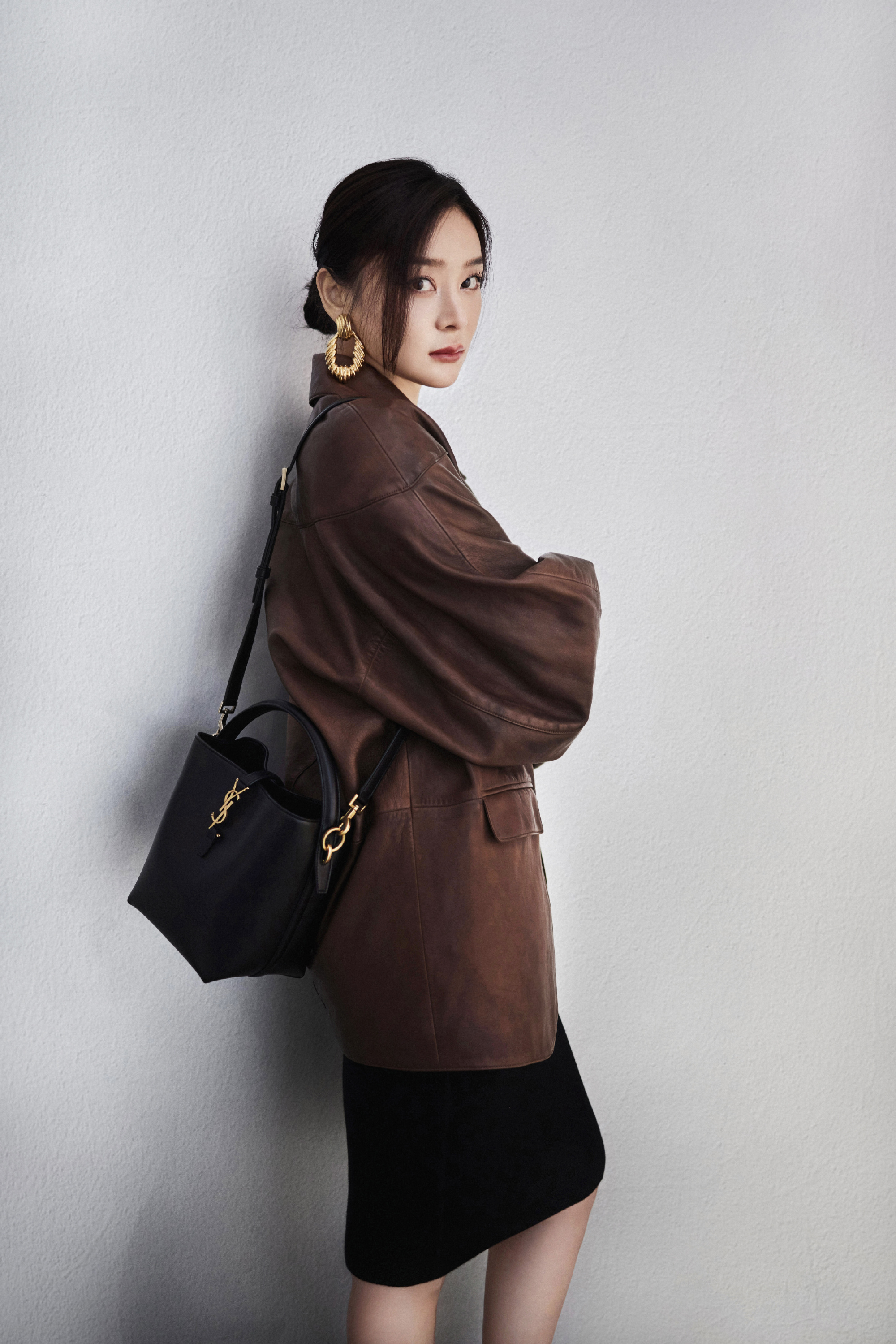 袁姗姗晒出一组美图,她穿了一件棕色的休闲风西装,这西装有点皮革的