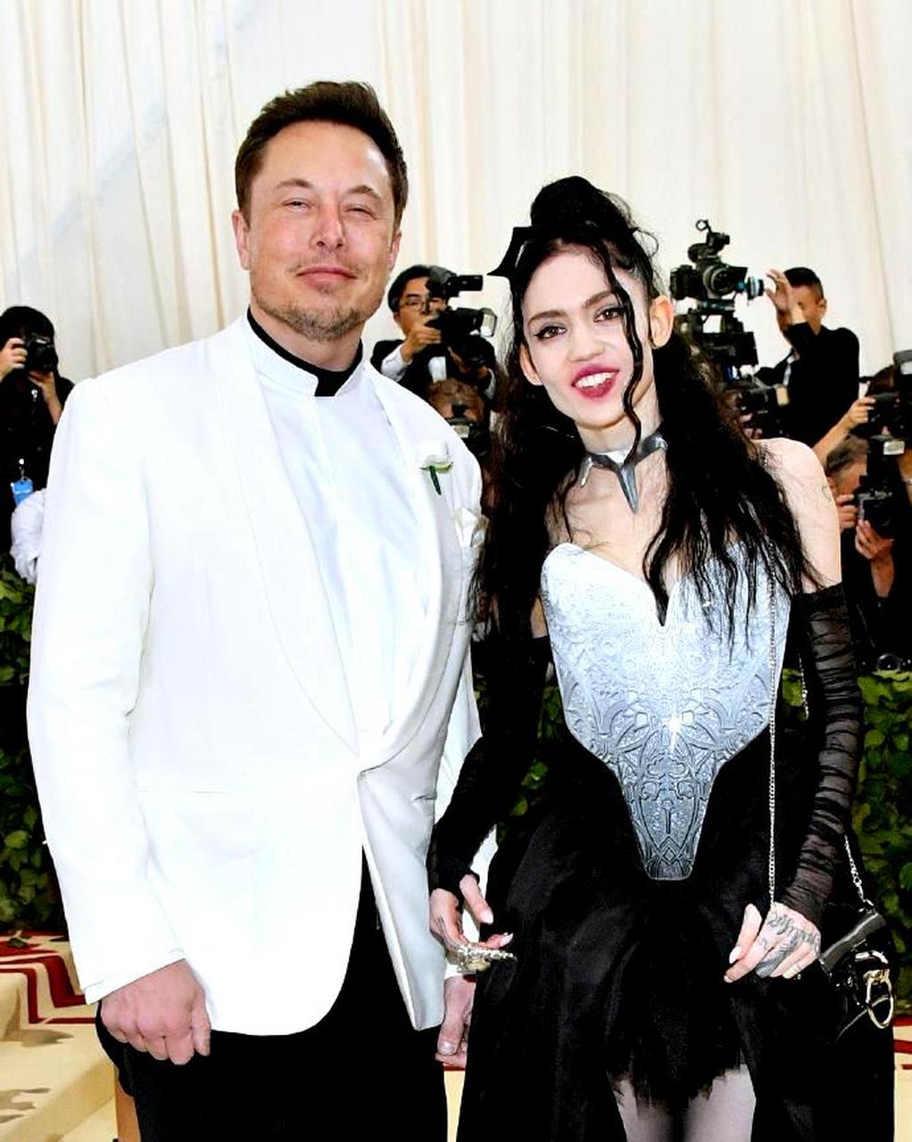 马斯克的前女友格莱姆斯最近透露,她已经将女儿exa的名字改为"y","why