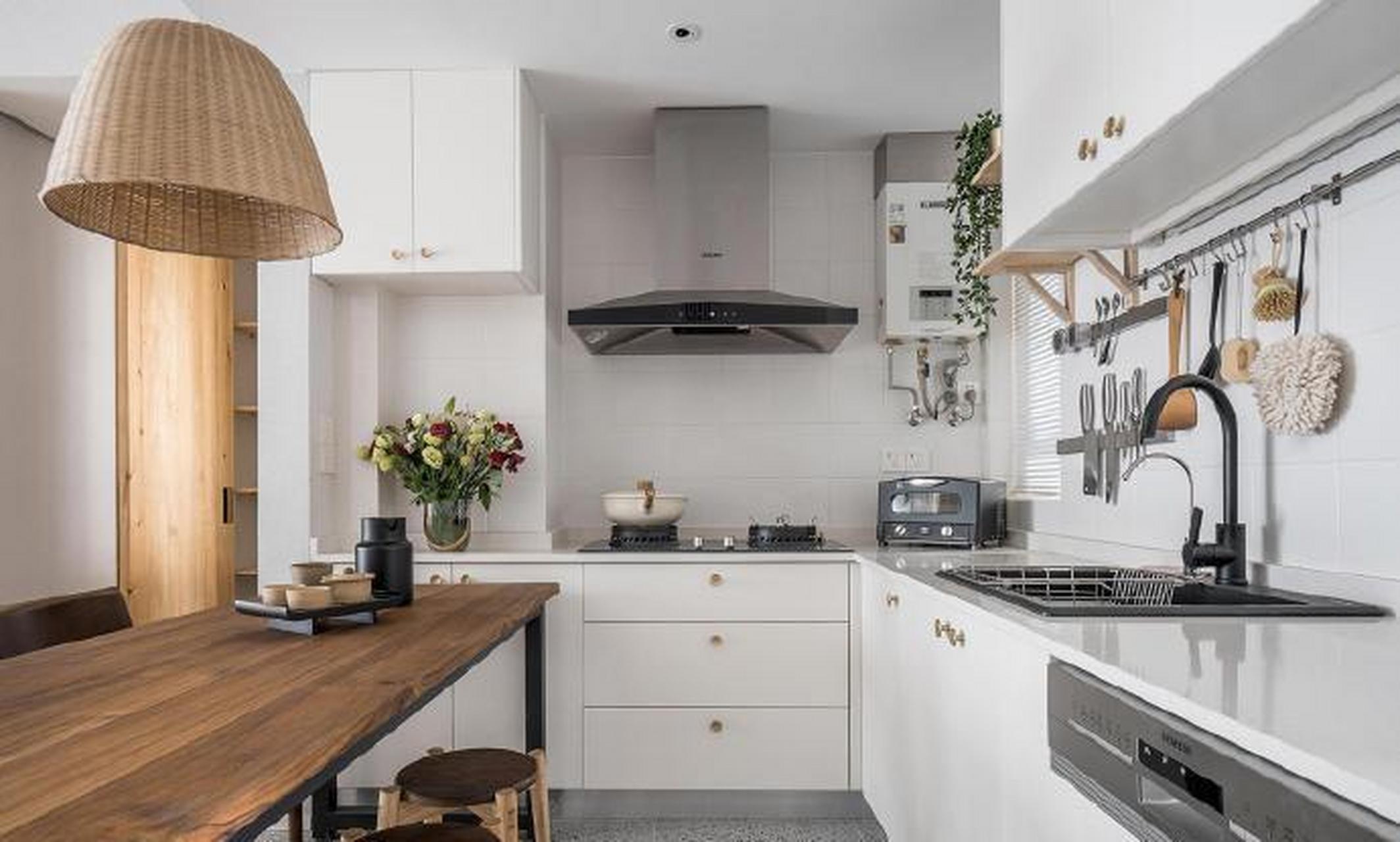 单身女青年的独居之家|原木北欧风    即便是单身公寓,在设计上也马虎