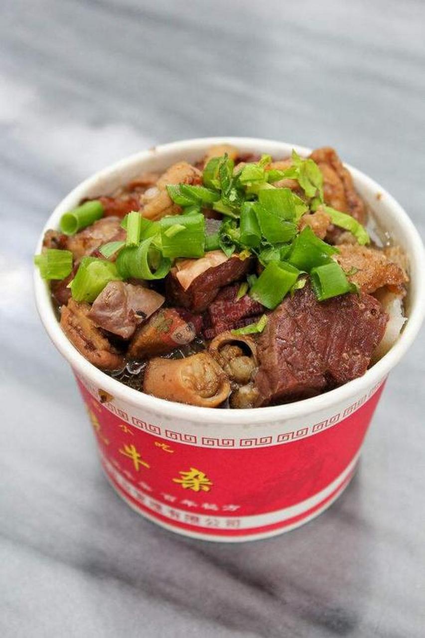 香喷喷的萝卜牛杂是不少广东人的至爱,特别是年轻一族,一手拿着小小的