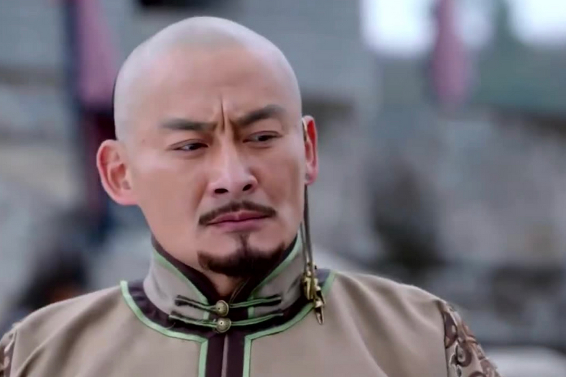 众儿子逼问,阿巴亥看看皇太极,极不情愿说了一个名字.