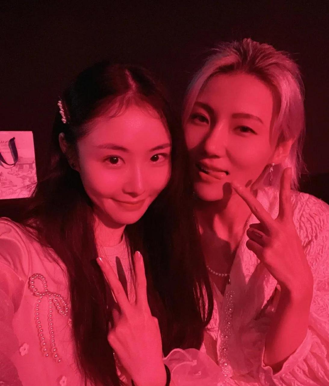 百家号星火计划# 时隔一个星期,陈露再次晒出和闺蜜王萌的合影,看来