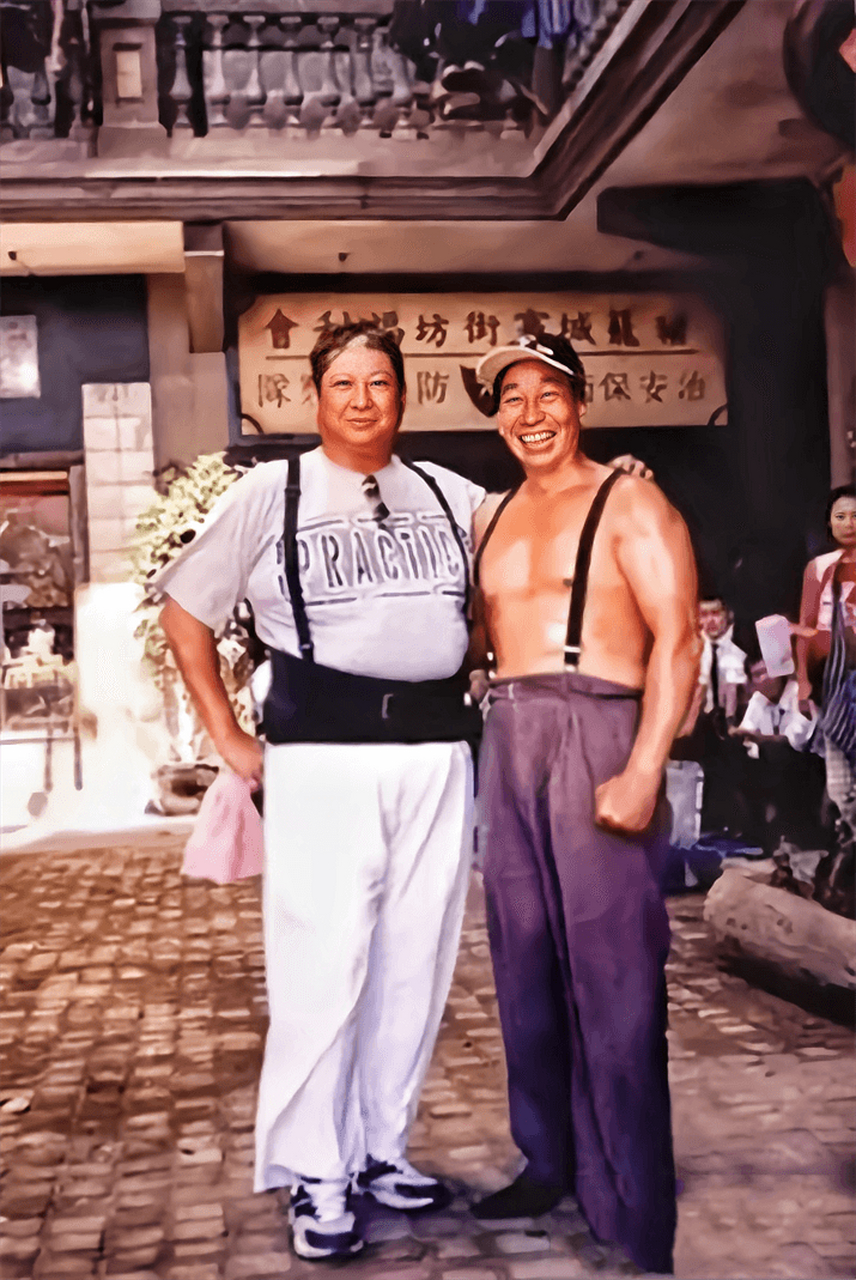 洪金宝在2003年与赵志凌拍摄电影《功夫》留下的合影,20年了,洪金宝