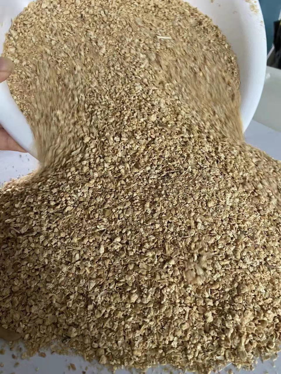 大豆粕 大豆粕是以大豆为原料 用低温预压浸提法取油而制备的饼粕