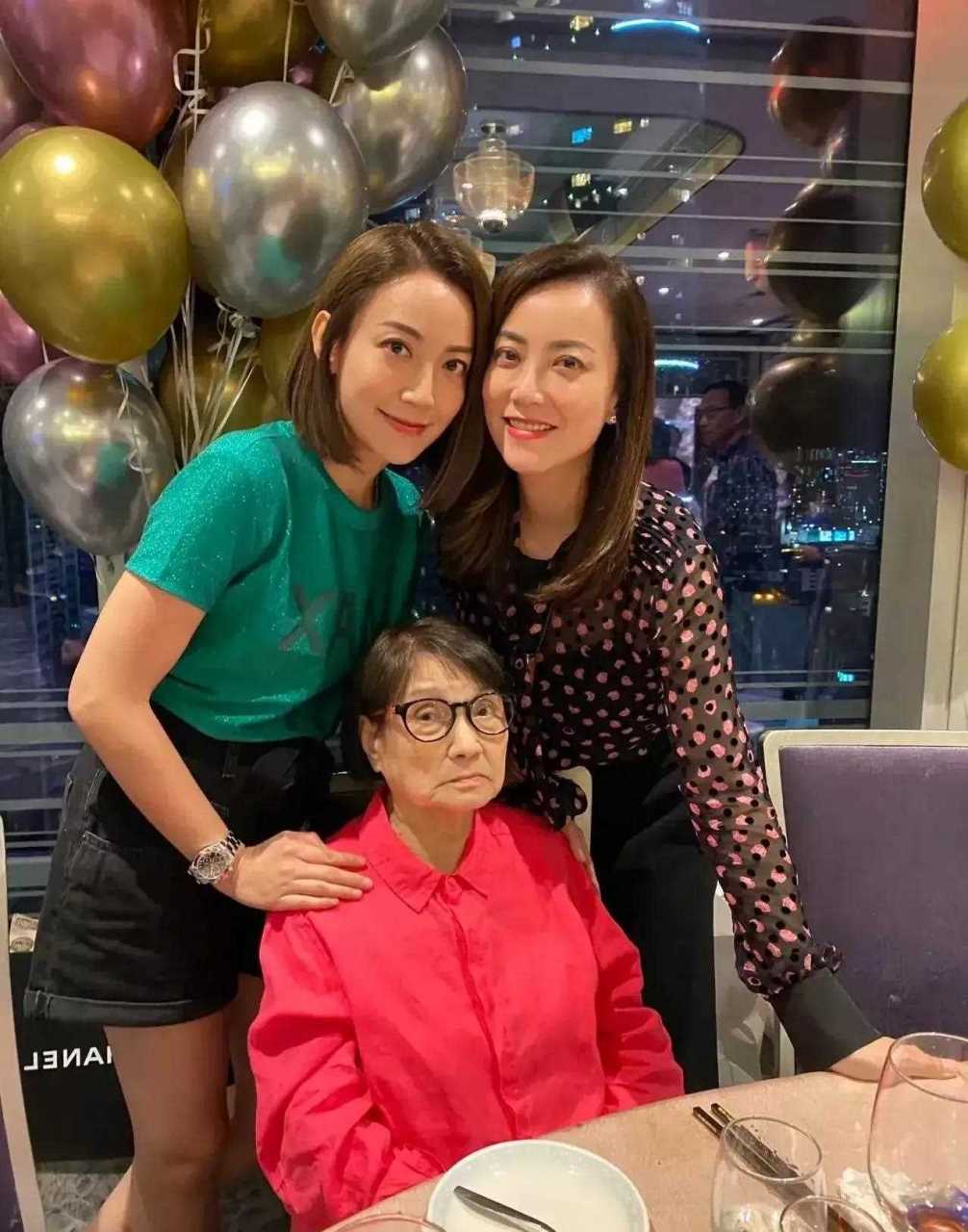 金牌经纪人霍汶希与双胞胎妹妹合影照![笑哭]