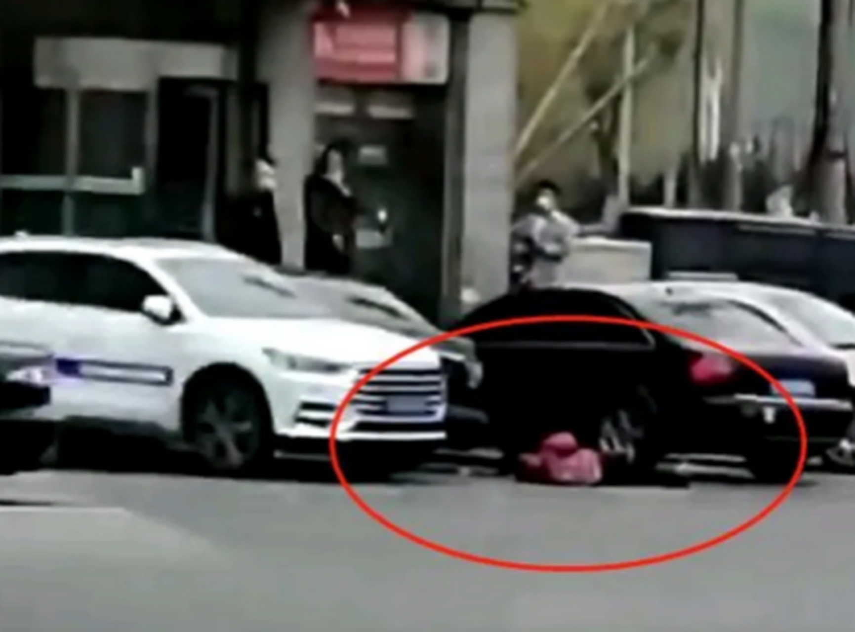 " 4月25日,辽宁大连发生了一起开车故意撞人事件