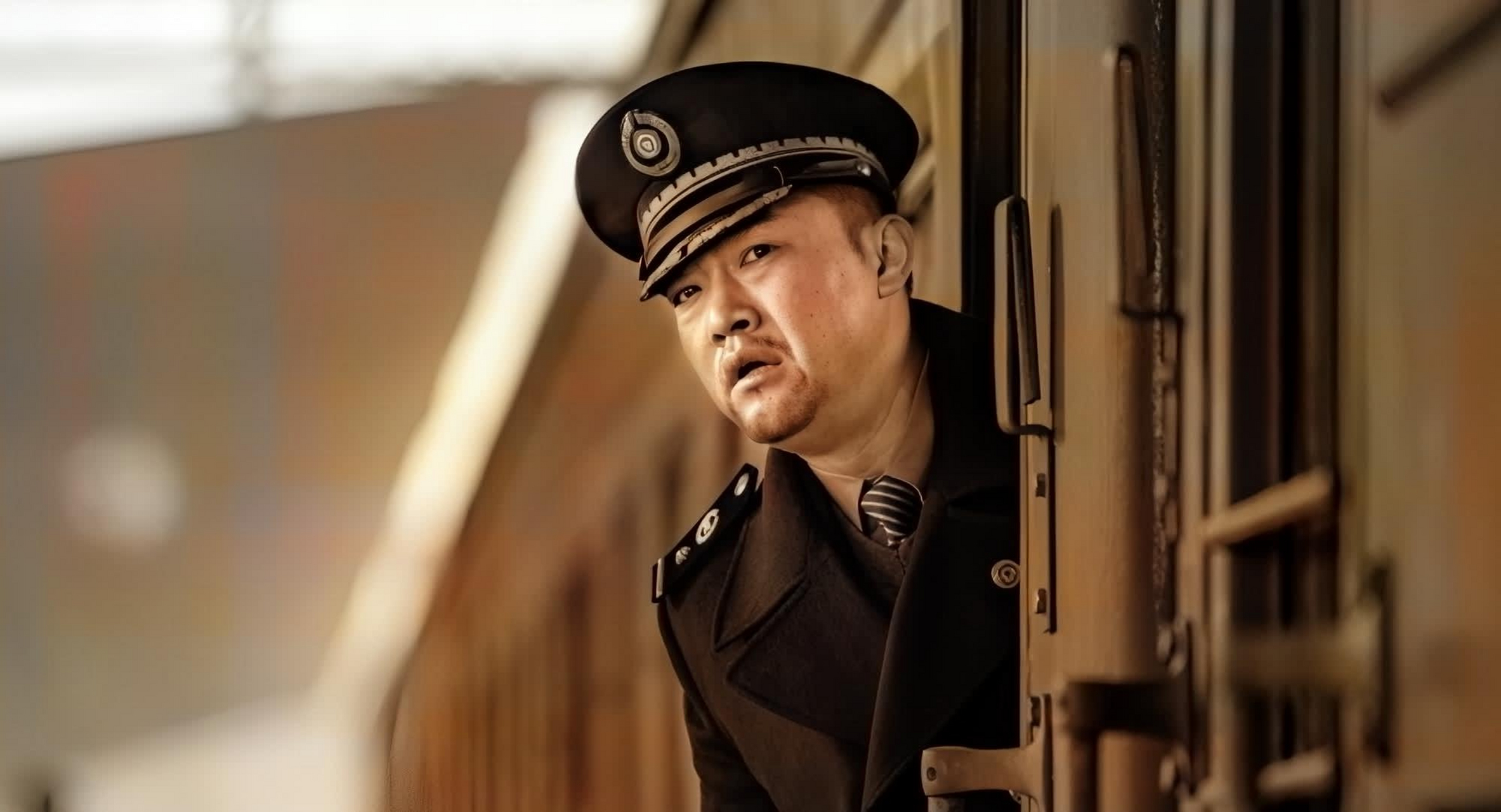 2000年,贾冰到部队文工团任职时,只有20岁,非常年轻,但他看起来不像20