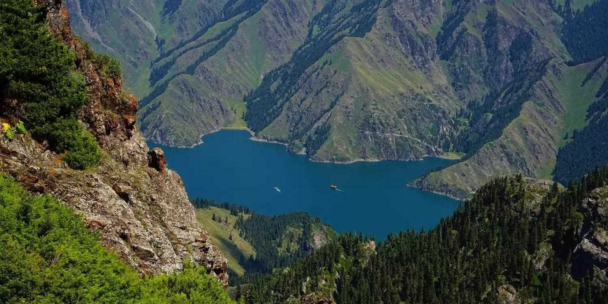 新疆天山天池玩无人机