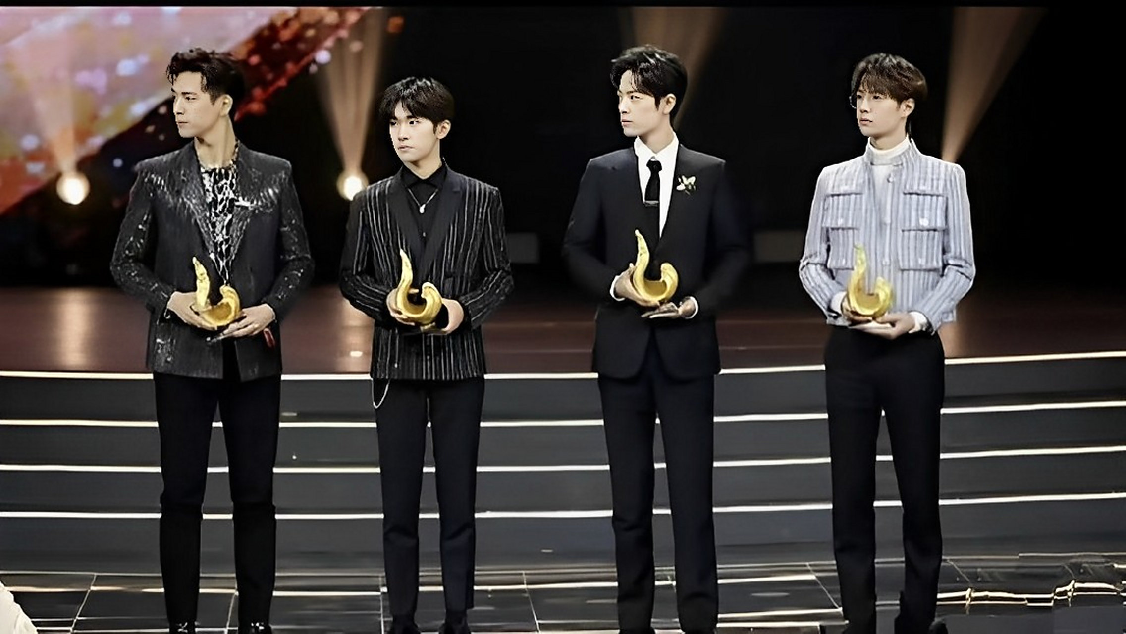 李现,易烊千玺,肖战和王一博在2019年微博之夜同台颁奖.