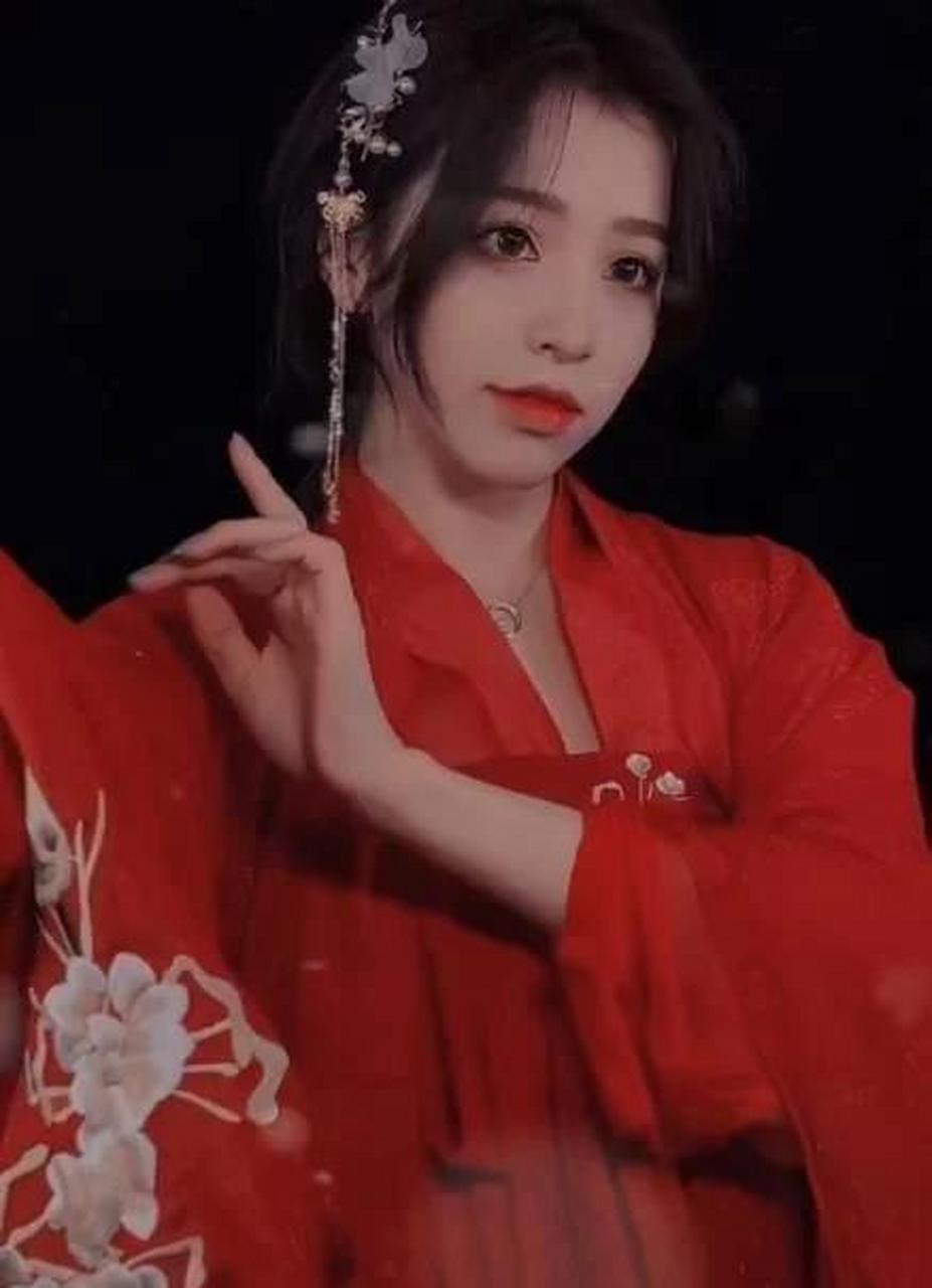 刘思瑶模仿刀小刀穿"和服",本以为不咋地,看到效果:我恋爱了