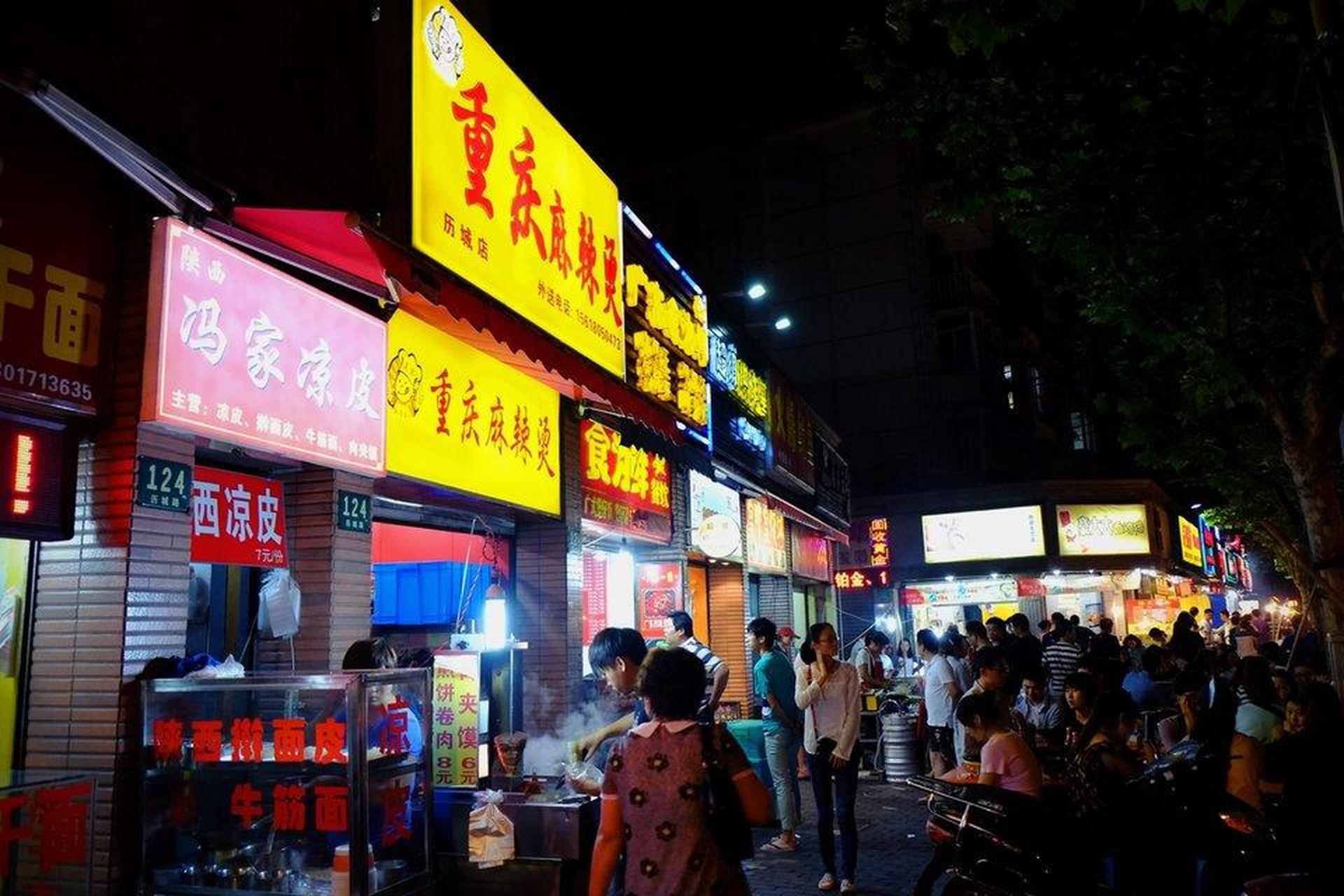 上海最值得来的夜市,昌里路美食街位于上海市浦东新区商业中心昌里路