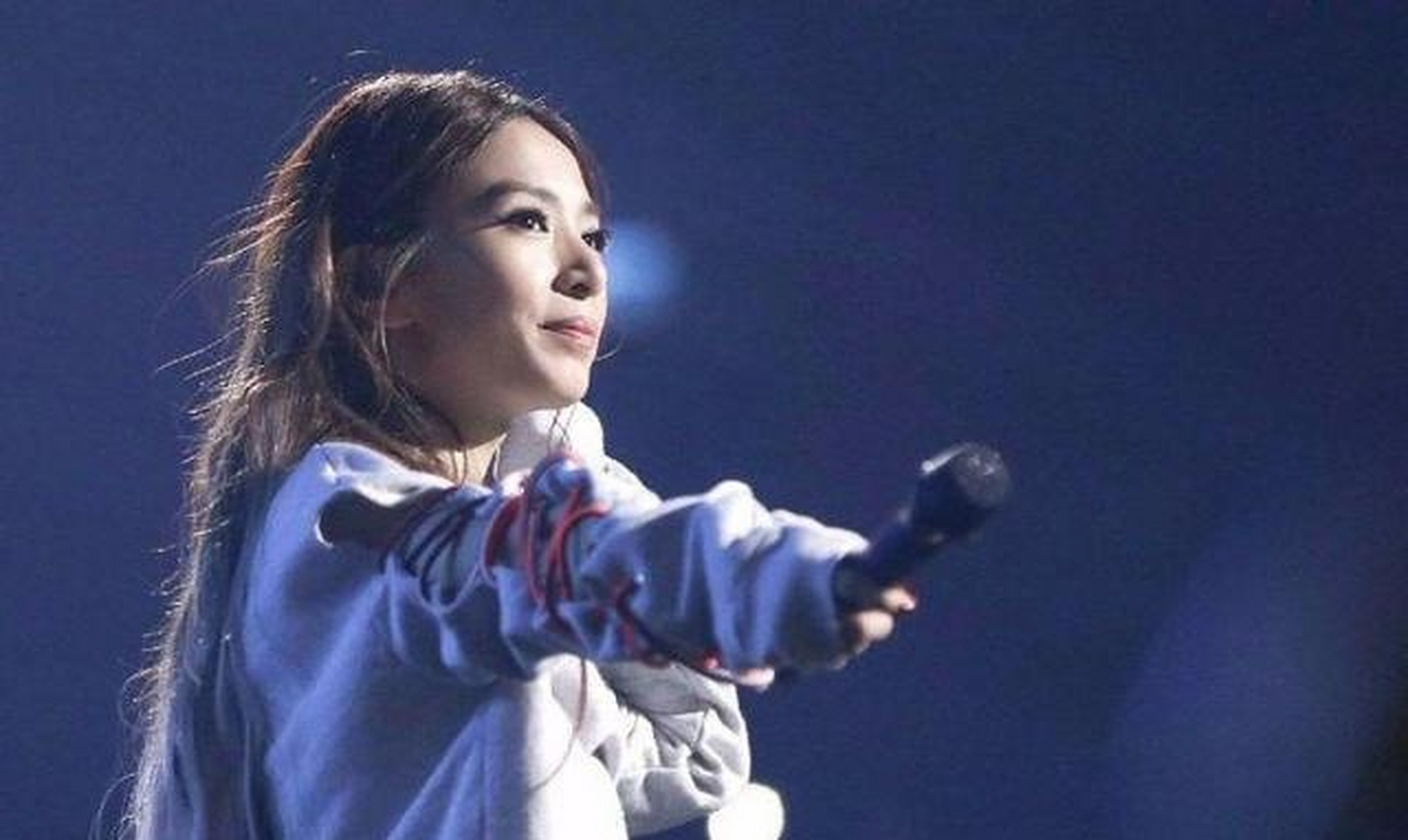 《梦想的声音》中田馥甄突破以往柔情风格献唱《黑色柳丁》,台下同是