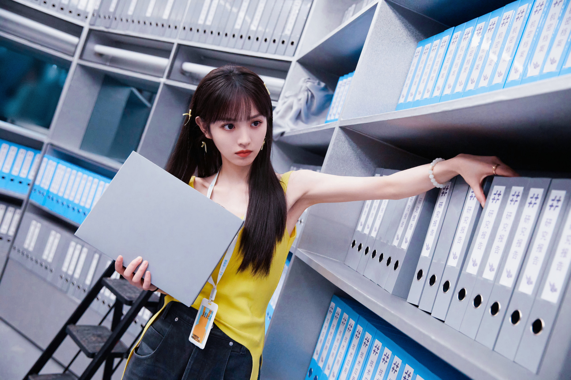 五官立体又迷人,不得不说她真的特别适合黄色系穿搭,显得皮肤红润白