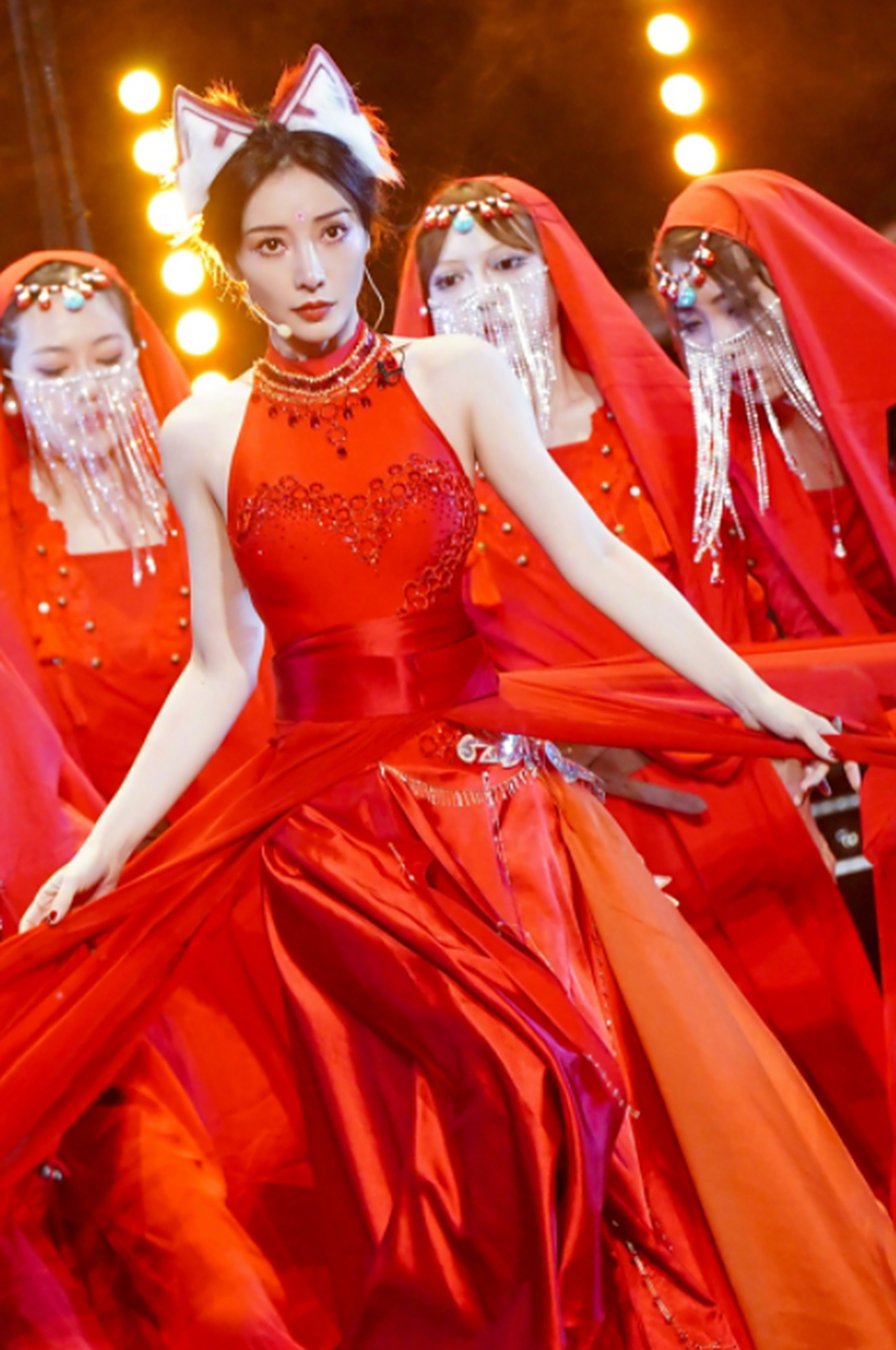 柳岩这身红裙妥妥滴"九尾狐仙"呀,不过这是不是走光了?