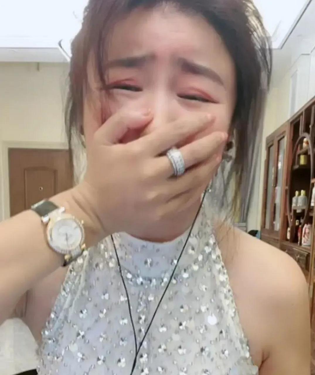 这次二人转演员娇娇真的是伤透了心,居然在直播间里面痛哭流涕,称自己