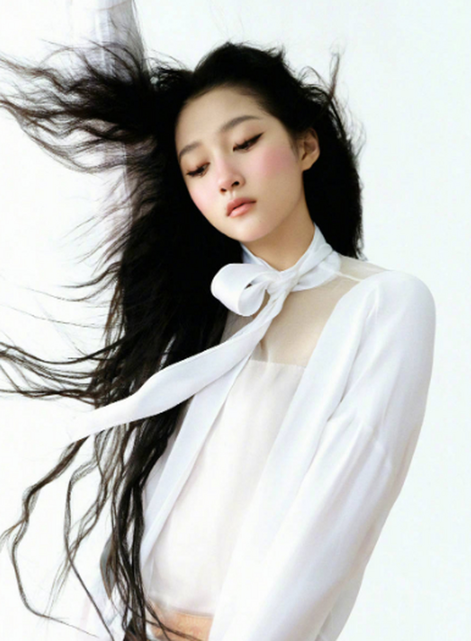 关晓彤一组部落少女大片曝光,她一头慵懒羊毛卷,俏皮眼妆,通透肤感,化