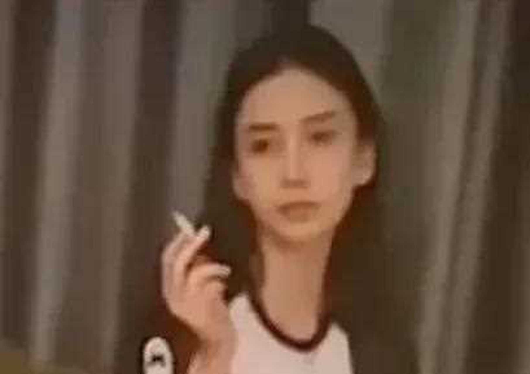 杨颖抽烟照被内部曝光,虽然明星抽烟有损形象,但是私下抽烟无伤大雅.