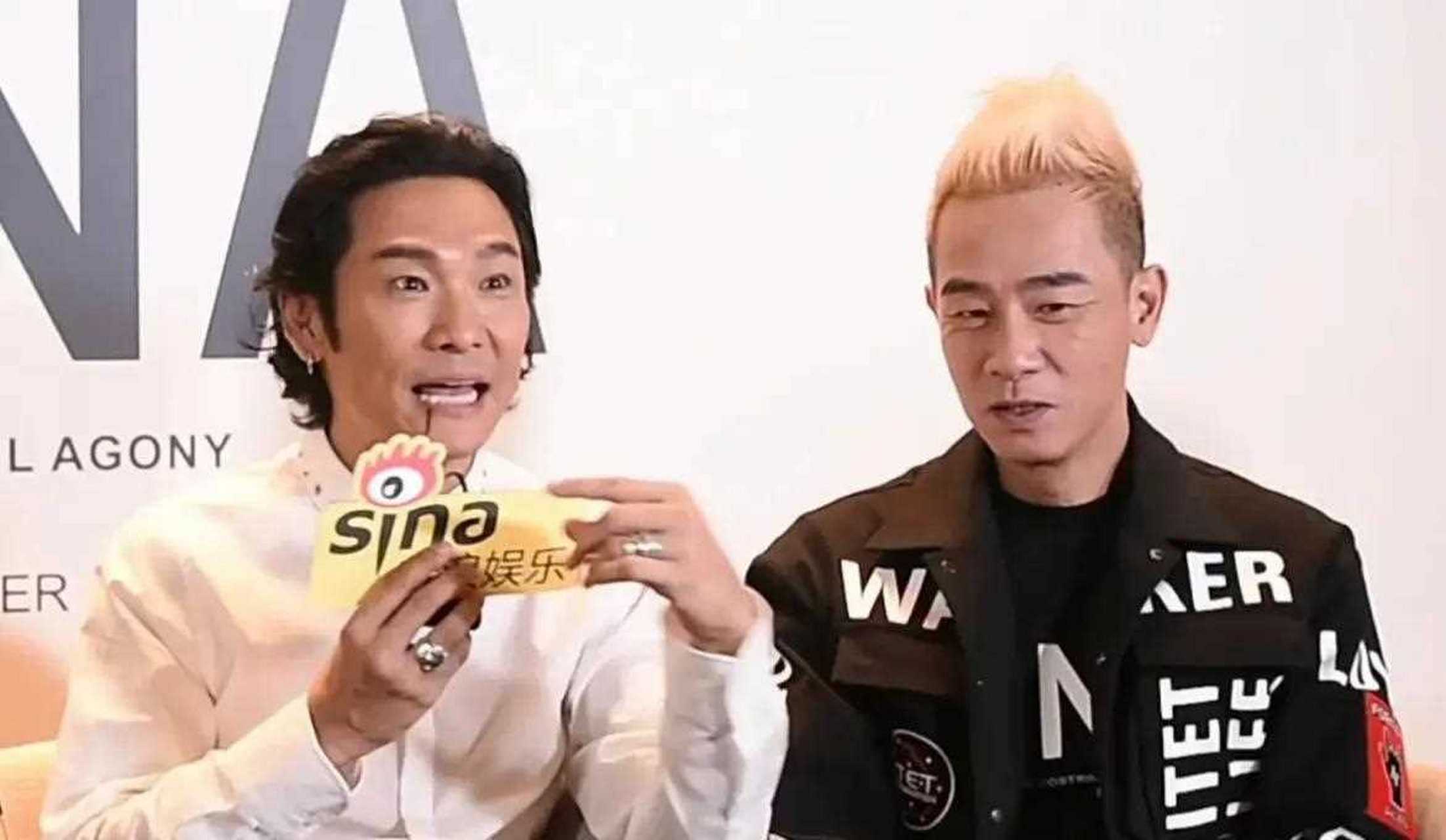 在《披荆斩棘》中,陈小春搂着杜德伟的肩膀问李承铉:"猜猜我们是什么