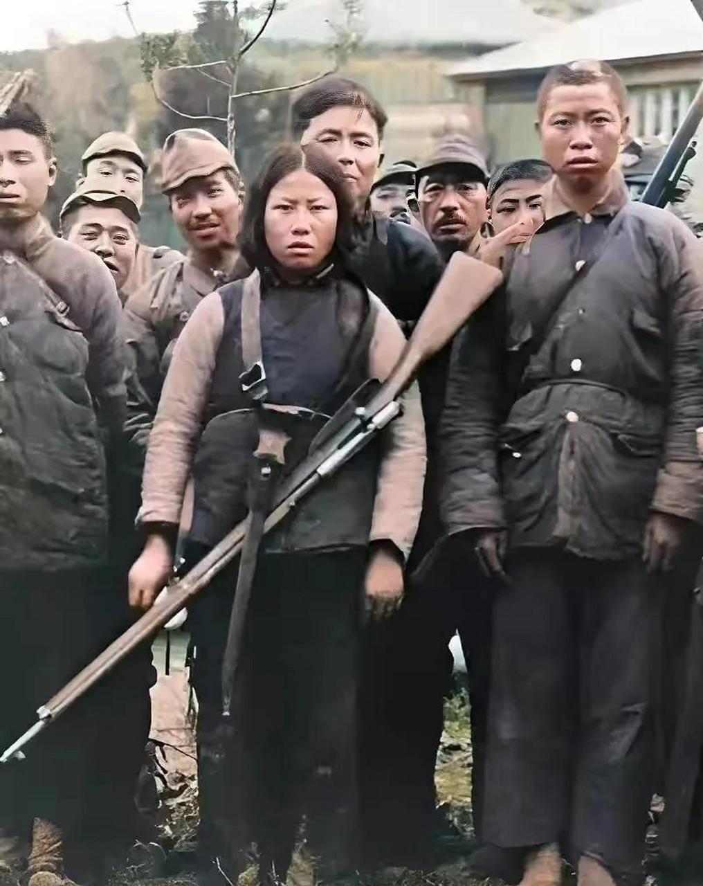 这是抗日女英雄姚英的最后一张照片,1938年10月,身为游击队员的她,在