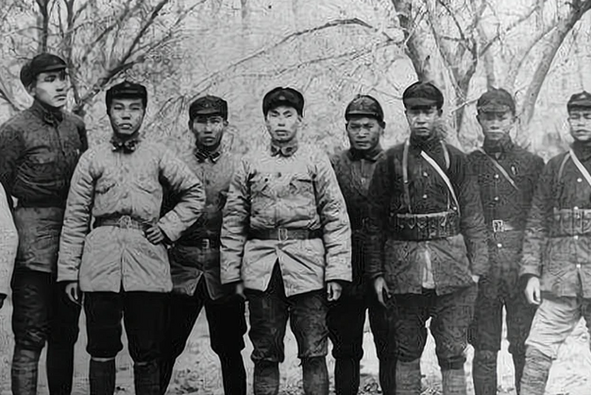 1937年8月,红27军奉命通过国统区.