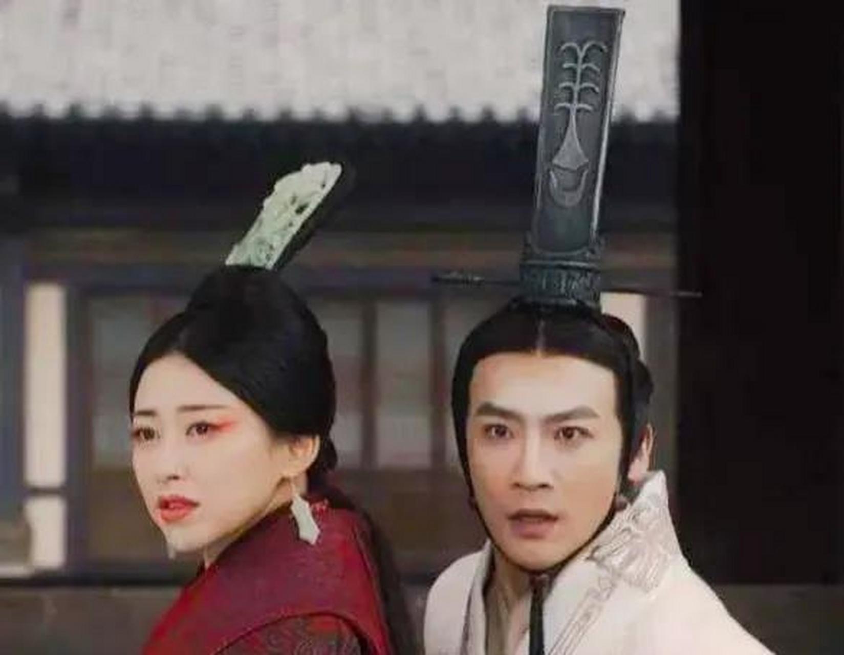 是夜,丞相吕不韦和太后赵姬正厮磨一起.哪料,嬴政突然过来.