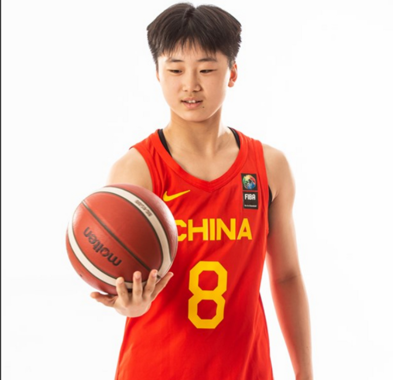 铁娘子李昕挂帅 梁雅琦坐镇篮下 主帅:李昕(90年代女篮国手后卫) 助教