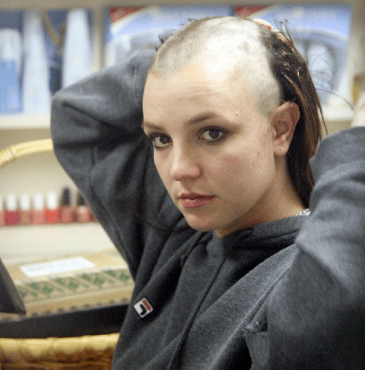 背叛的她  布兰妮毫不留情地将自己剃成了光头,仿佛在向世界宣告姿