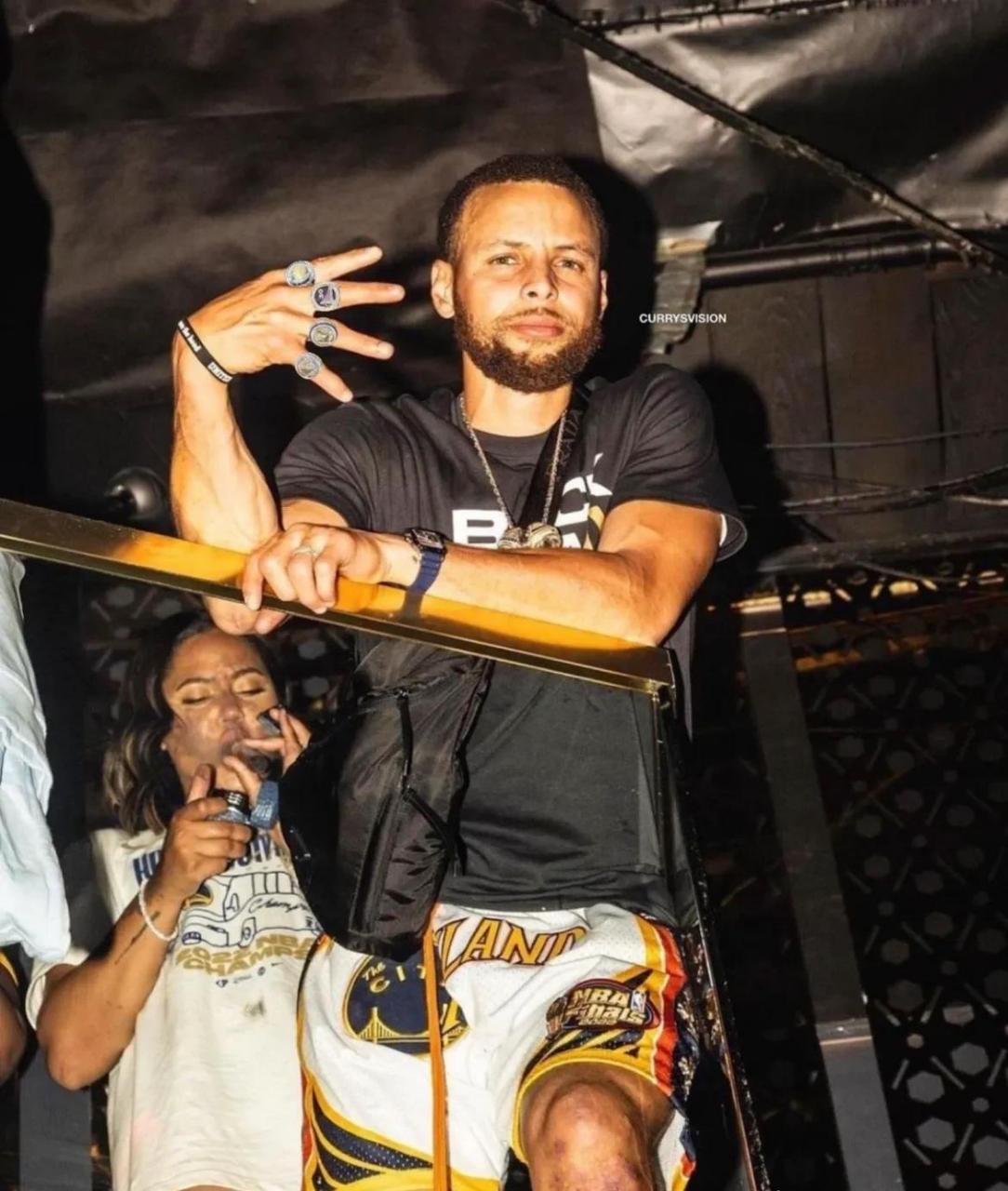 库里手戴四枚戒指,一脸的坚定.