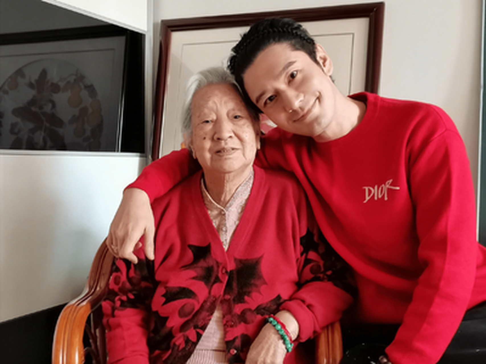 "黄晓明带儿子小海绵回青岛,与95岁姥姥同框,祖孙四代欢聚庆寿,温情