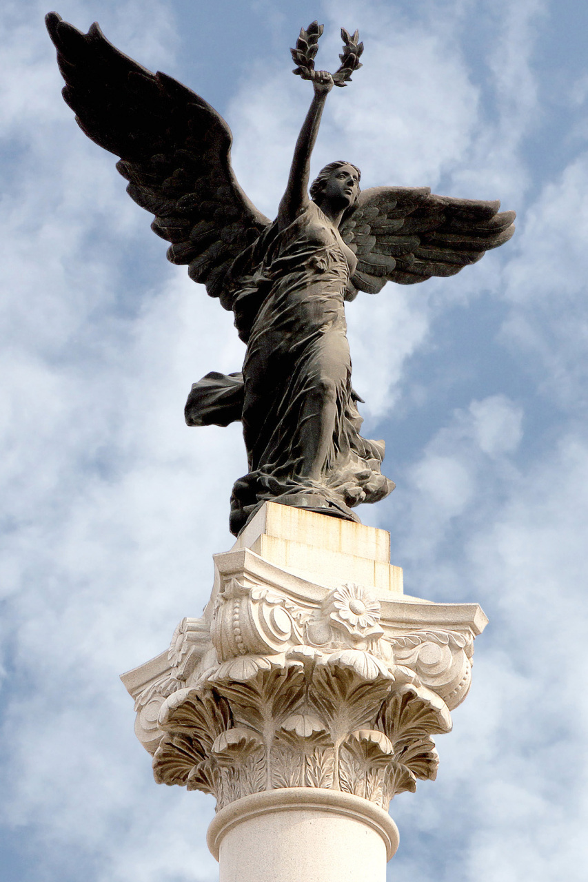 天津意式风情区的欧风雕塑,有和平女神,花仙子,丘比特和骑骆驼的