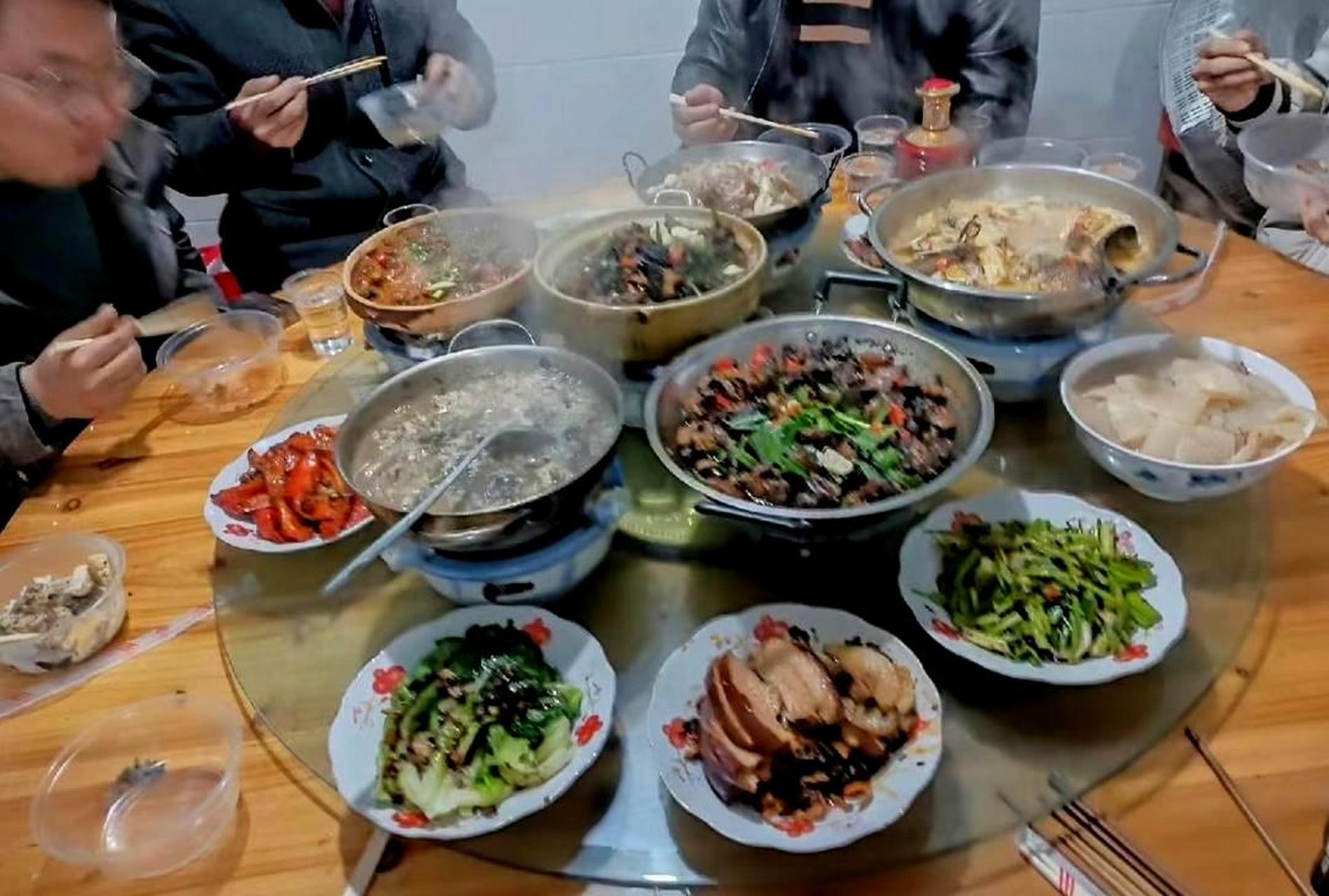 据说这张照片展现了南方年夜饭和北方年夜饭的差异,你们觉得哪一桌菜