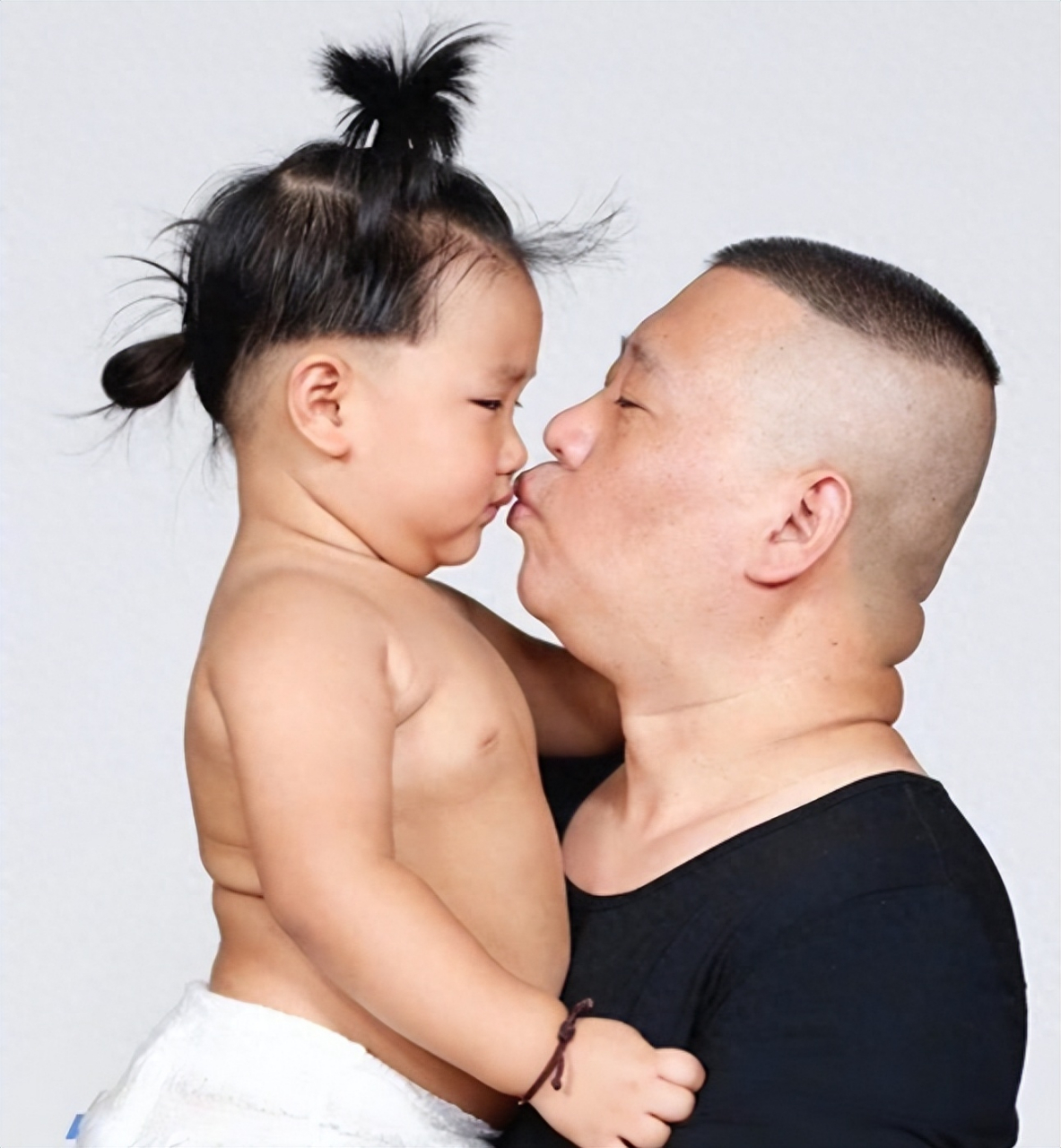 "偏心二胎"的代价,在50岁郭德纲身上体现得淋漓尽致.