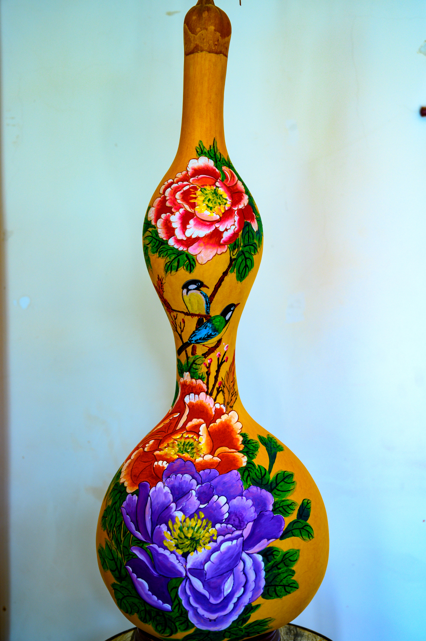 由于家里不富裕,所以就在家里画葫芦,也是他的业余爱好吧