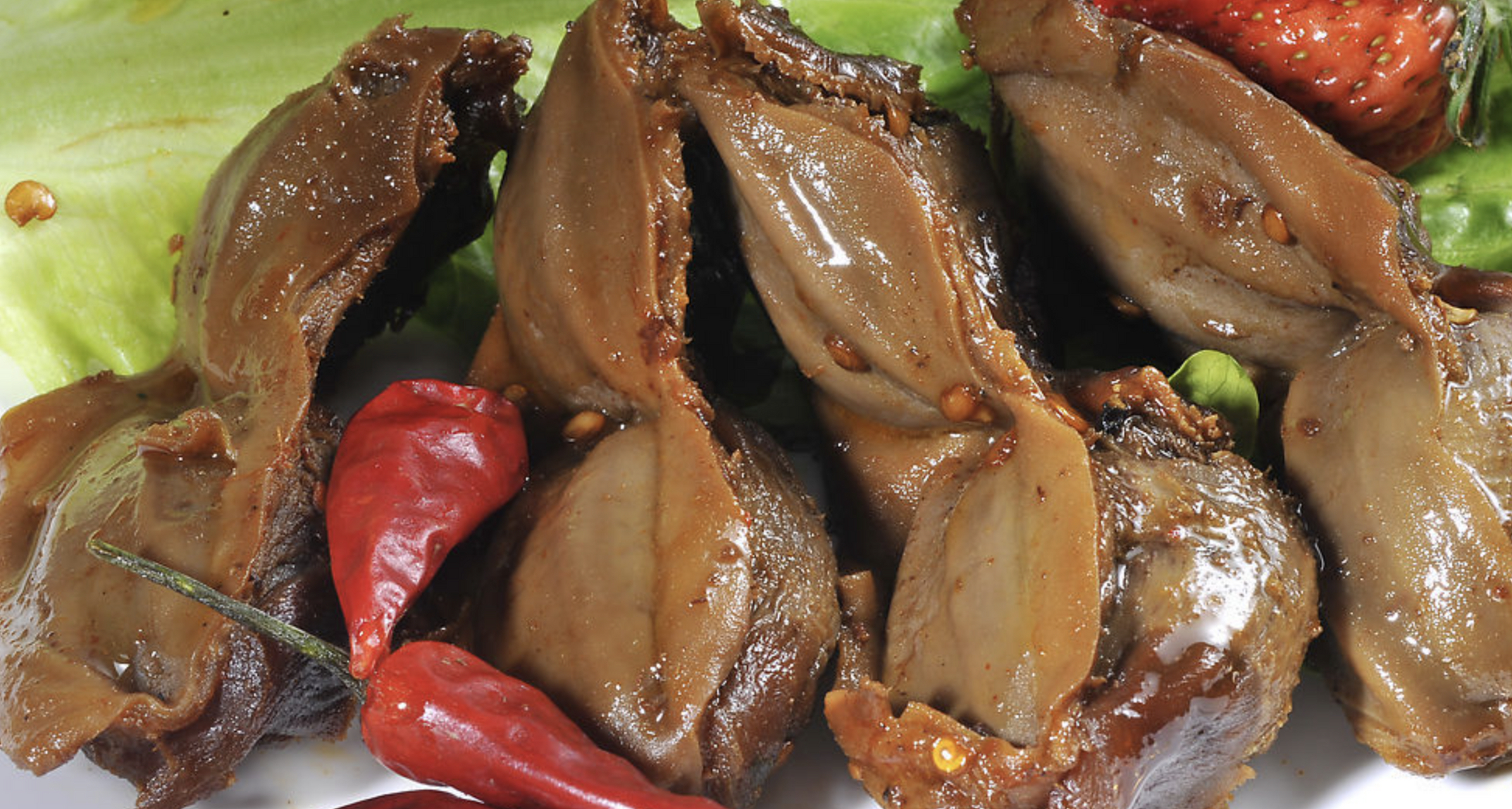 一家社区卤菜小门店,通过一个素菜只卖2块钱的营销