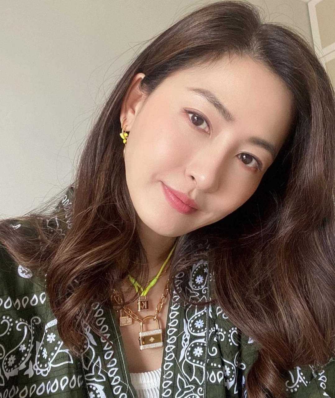 香港名模周汶錡的生活照,她今年已经48岁颜值还是这么漂亮