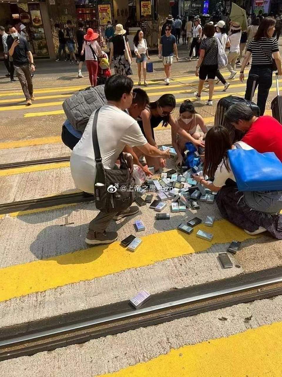 这个妹子这几天在香港脸书群组出名了,只因她被人发现行李箱中塞满了