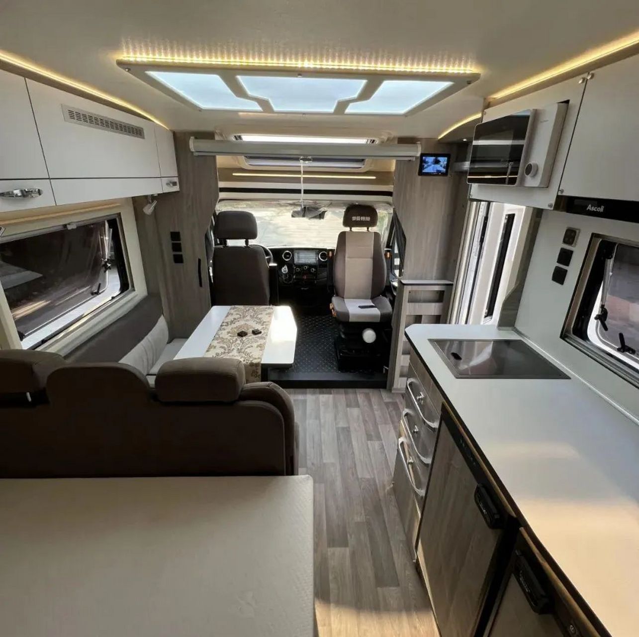 罗曼特斯房车t2pro纵床版整车采用了小额头设计,保留了c型房车中的