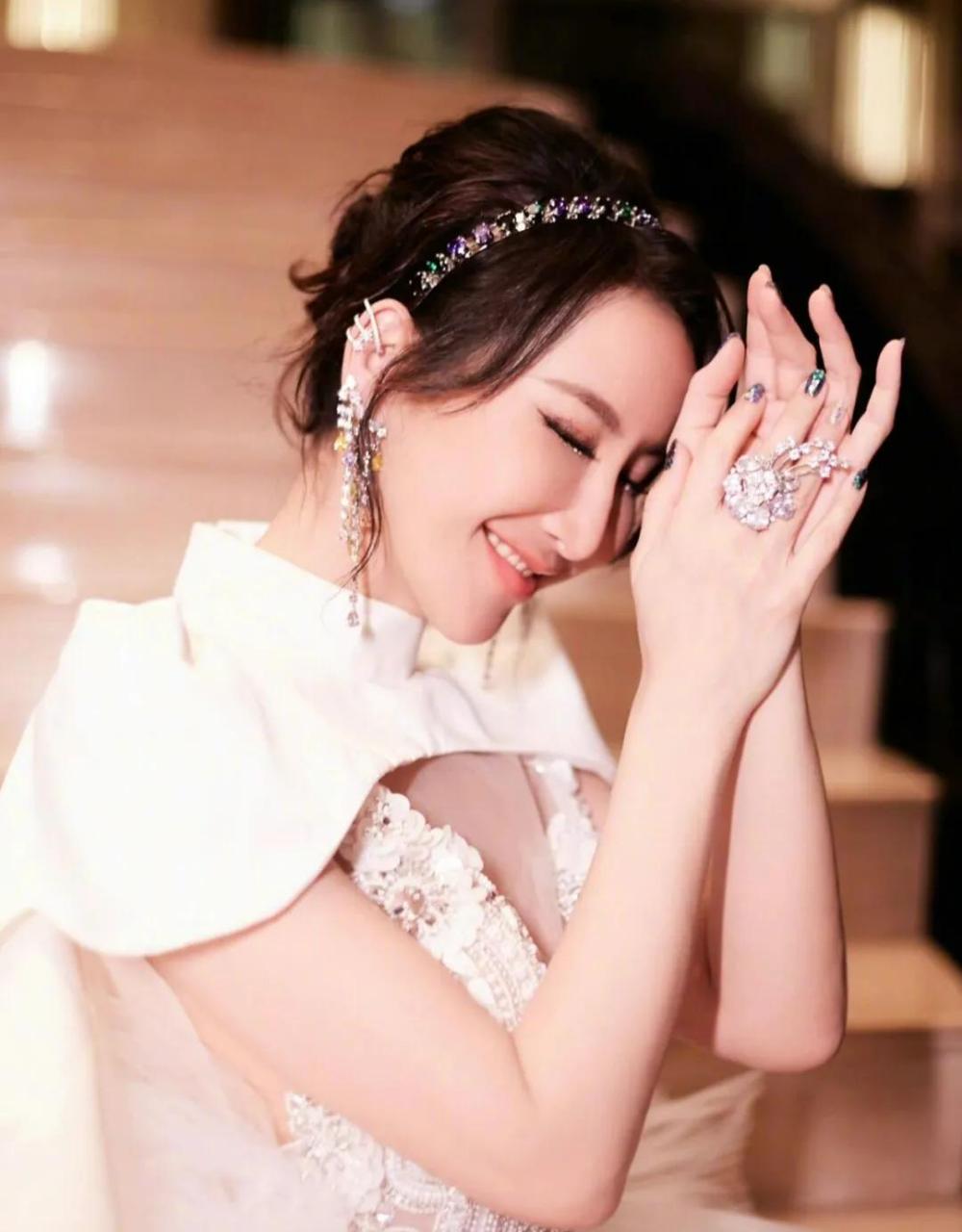 李玟拍穿搭写真,一袭白色露背蛋糕礼服裙减龄显气质,年轻不止10岁