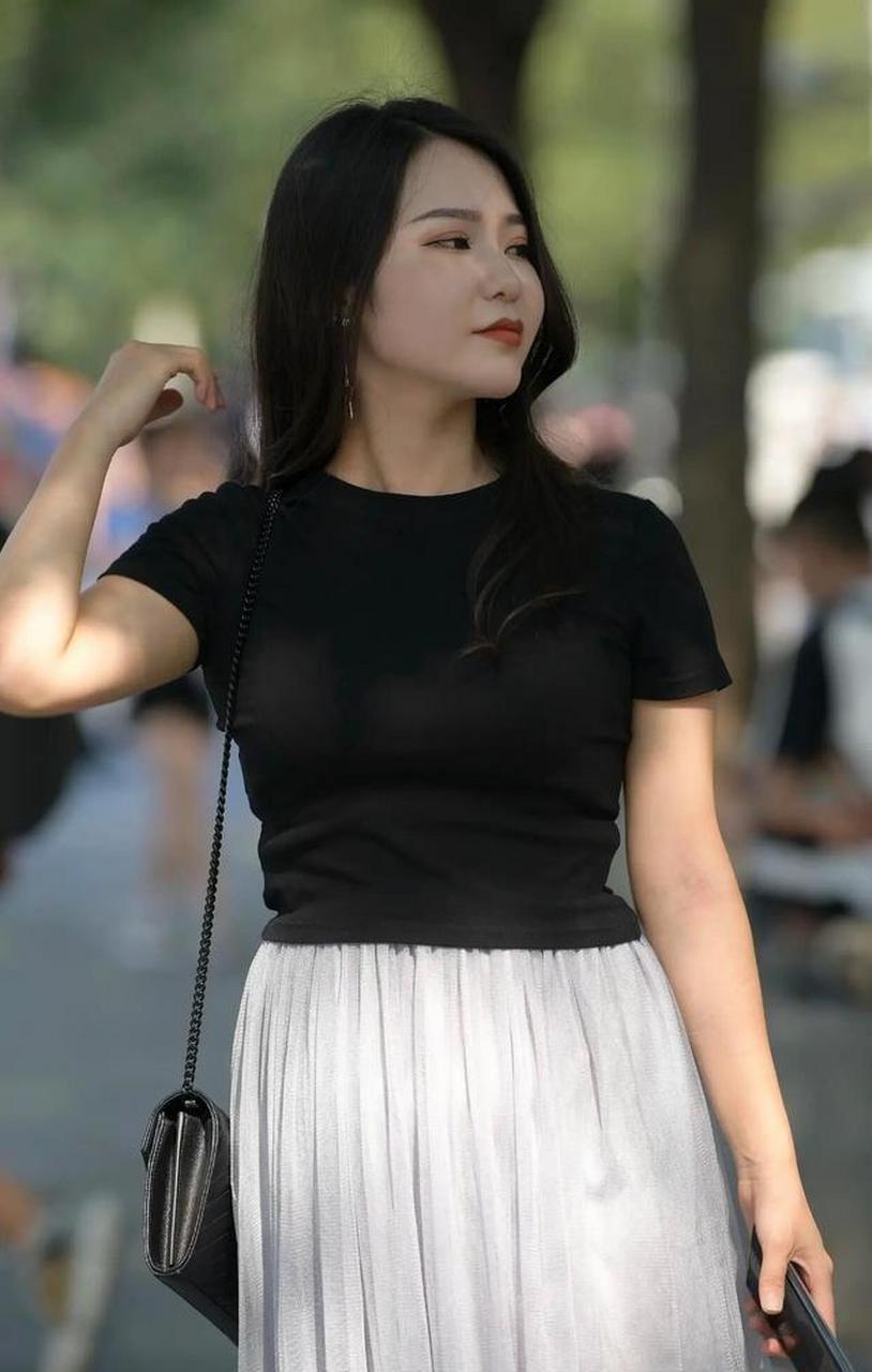 黑色t恤搭配白色半身长裙,简约不失个性,让你成为街头的亮点