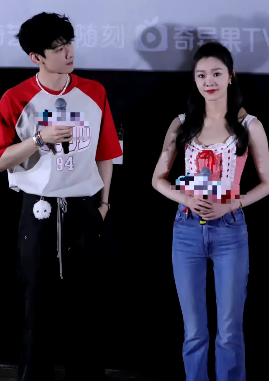 有眼尖的网友发现,宋轶和白敬亭扫楼那天,宋轶穿的居然是一条 连体