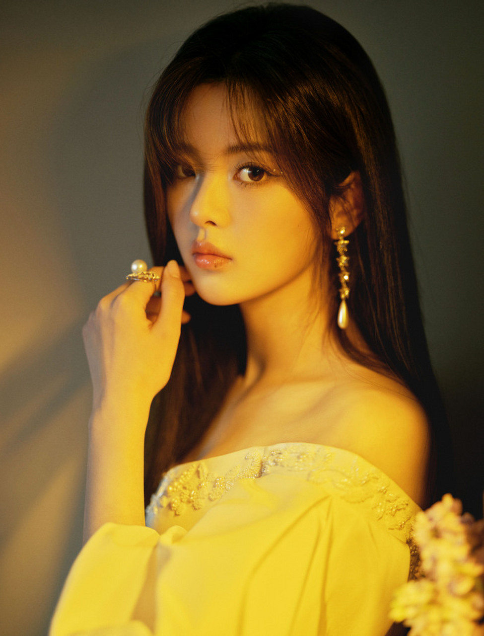 杨超越最新时尚大片惊艳亮相,身着白色抹胸礼服,尽显优雅气质!