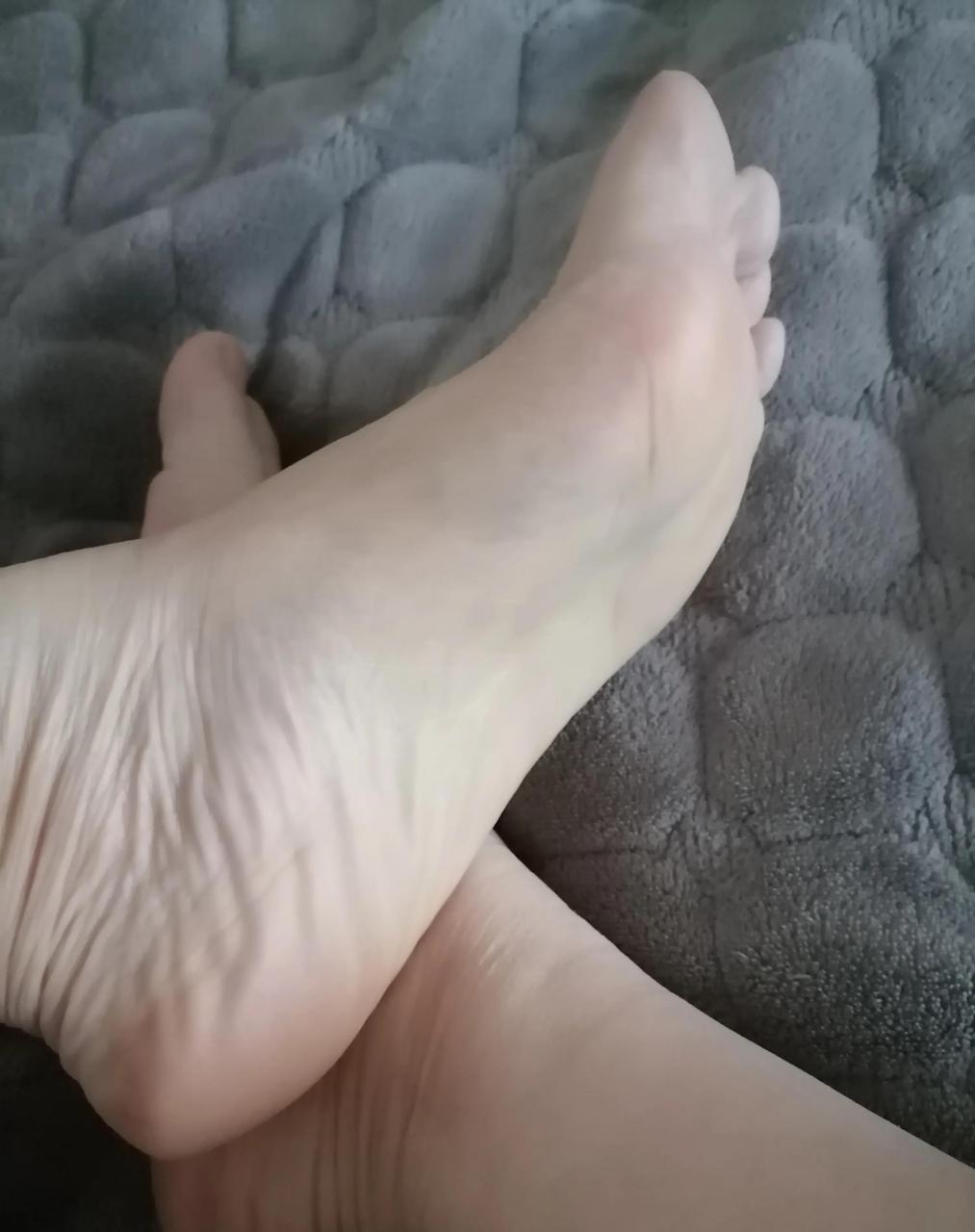 每天上床一暖和了脚底就开始痒,有时候梦里都给痒醒了,偏偏脚底看起来